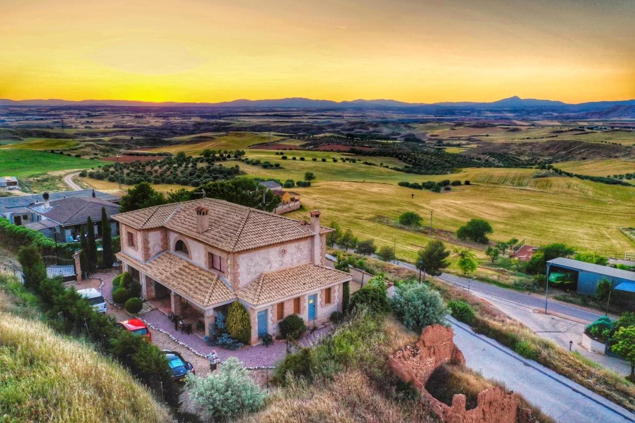 Casa Rural Eras de Pantrillar Entorno Vista Casa Desde Lejos Casa Rural El Viejo Castaño